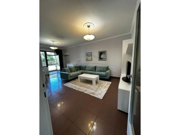 Tirane, jepet me qera apartament 2+1+Ballkon , 135 m² 800 € (Pazari i Ri)