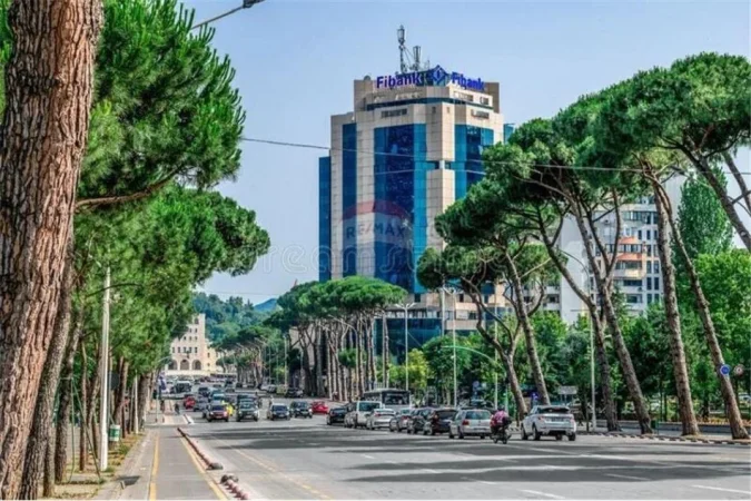 Tirane, jepet me qera ambjent biznesi , 420 m² (Deshmoret e Kombit)
