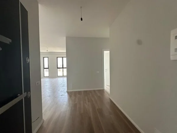 Tirane, jepet me qera dyqan Kati 7, 90 m² 500 € (kompleksi ARLIS)