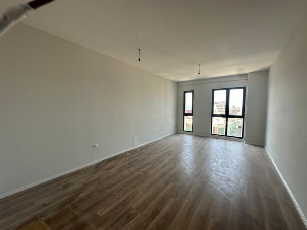 Tirane, jepet me qera dyqan Kati 7, 90 m² 500 € (kompleksi ARLIS)