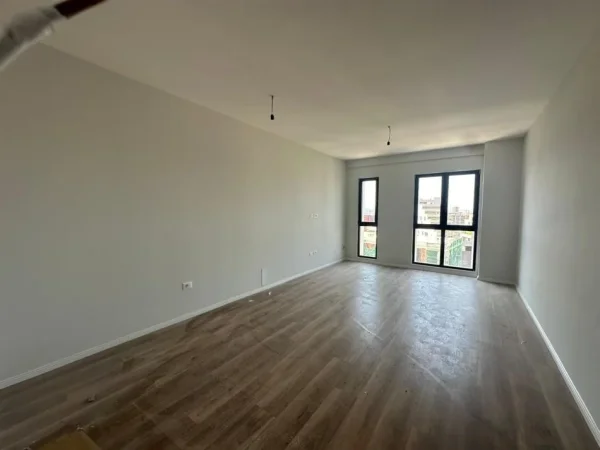 Tirane, jepet me qera dyqan Kati 7, 90 m² 500 € (kompleksi ARLIS)
