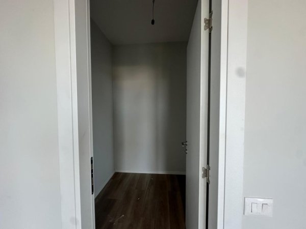 Tirane, jepet me qera dyqan Kati 7, 90 m² 500 € (kompleksi ARLIS)