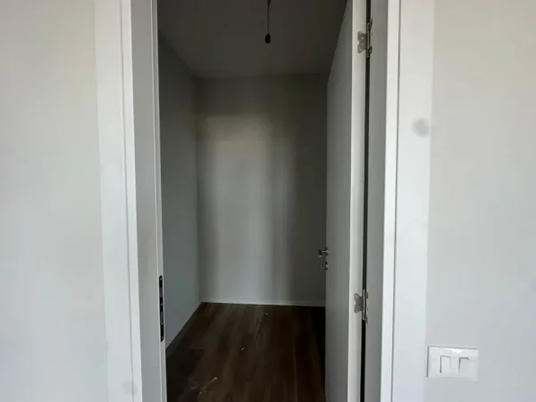 Tirane, jepet me qera dyqan Kati 7, 90 m² 500 € (kompleksi ARLIS)