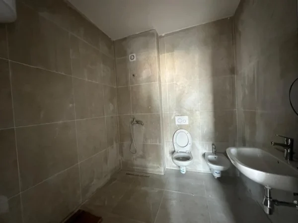 Tirane, jepet me qera dyqan Kati 7, 90 m² 500 € (kompleksi ARLIS)