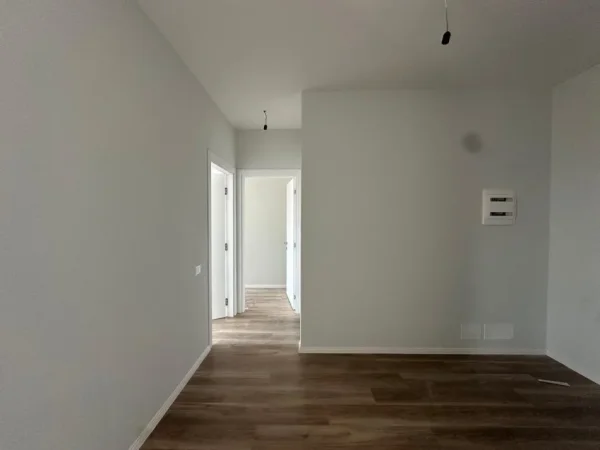 Tirane, jepet me qera dyqan Kati 7, 90 m² 500 € (kompleksi ARLIS)