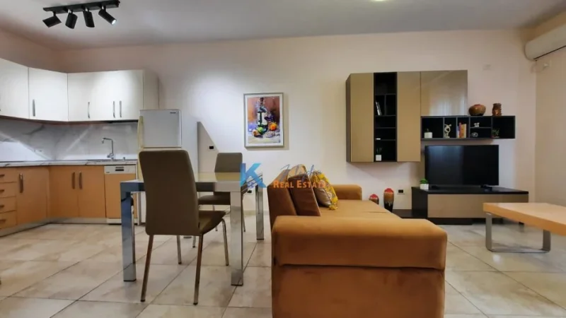 Tirane, jepet me qera apartament 1+1 Kati 2, 72 m² 600 € (Kopshti Botanik)