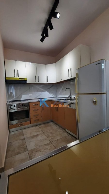 Tirane, jepet me qera apartament 1+1 Kati 2, 72 m² 600 € (Kopshti Botanik)