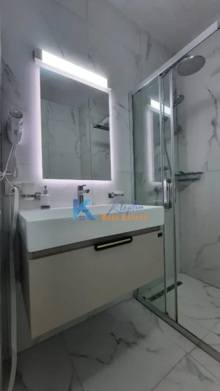 Tirane, jepet me qera apartament 1+1 Kati 2, 72 m² 600 € (Kopshti Botanik)