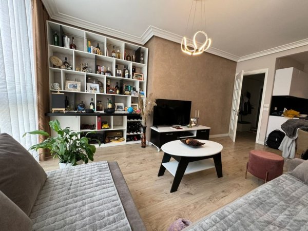 Tirane, jepet me qera apartament 3+1 Kati 5, 120 m² 800 € (Ish Parku Autobuzave)