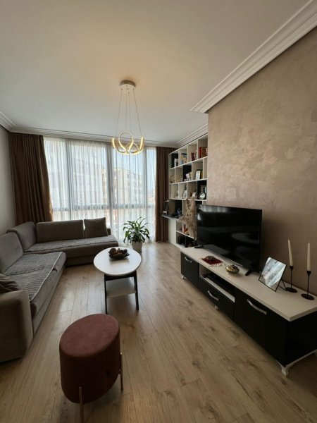 Tirane, jepet me qera apartament 3+1 Kati 5, 120 m² 800 € (Ish Parku Autobuzave)