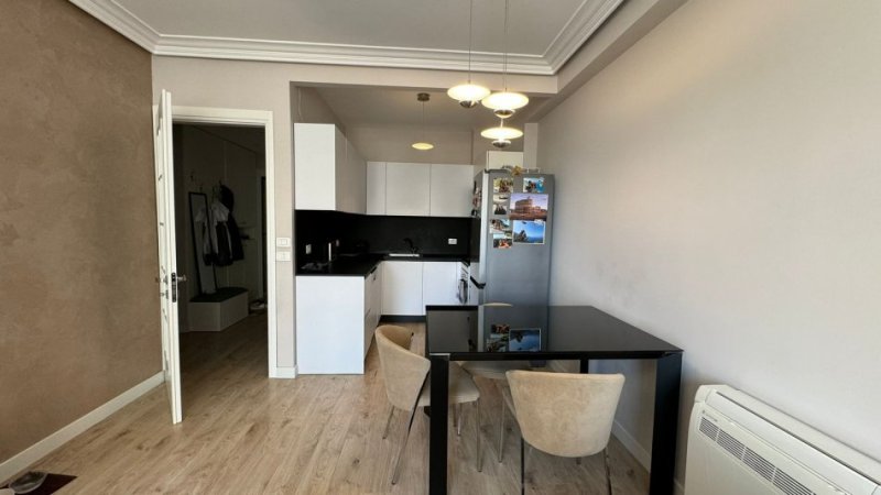 Tirane, jepet me qera apartament 3+1 Kati 5, 120 m² 800 € (Ish Parku Autobuzave)