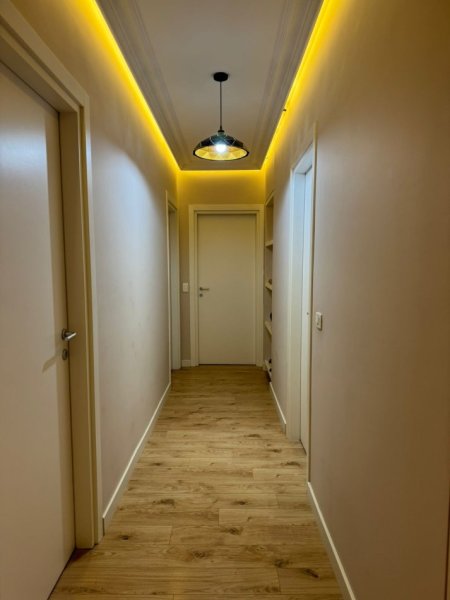 Tirane, jepet me qera apartament 3+1 Kati 5, 120 m² 800 € (Ish Parku Autobuzave)