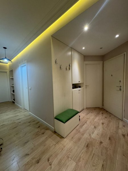 Tirane, jepet me qera apartament 3+1 Kati 5, 120 m² 800 € (Ish Parku Autobuzave)