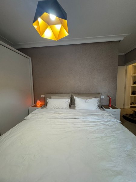 Tirane, jepet me qera apartament 3+1 Kati 5, 120 m² 800 € (Ish Parku Autobuzave)