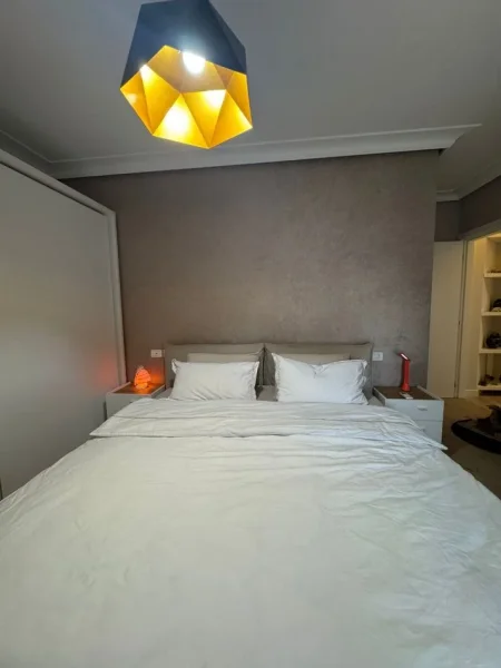 Tirane, jepet me qera apartament 3+1 Kati 5, 120 m² 800 € (Ish Parku Autobuzave)