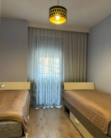 Tirane, jepet me qera apartament 3+1 Kati 5, 120 m² 800 € (Ish Parku Autobuzave)