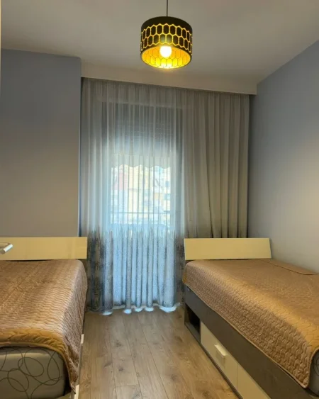 Tirane, jepet me qera apartament 3+1 Kati 5, 120 m² 800 € (Ish Parku Autobuzave)