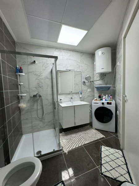 Tirane, jepet me qera apartament 3+1 Kati 5, 120 m² 800 € (Ish Parku Autobuzave)