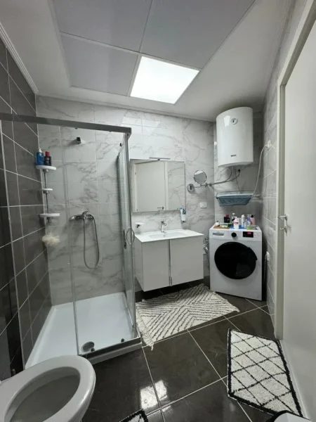 Tirane, jepet me qera apartament 3+1 Kati 5, 120 m² 800 € (Ish Parku Autobuzave)