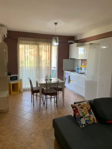 Tirane, jepet me qera apartament 1+1+Ballkon Kati 3, 75 m² 300 € (FRESK)