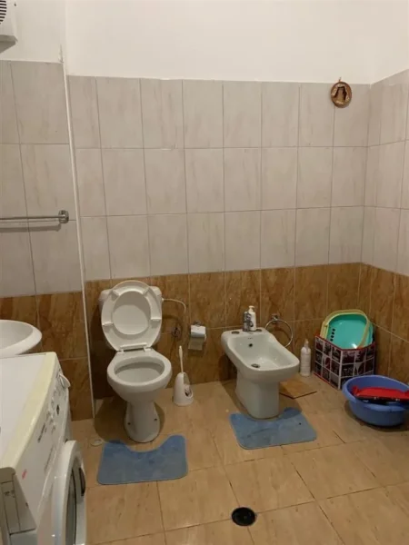 Tirane, jepet me qera apartament 1+1+Ballkon Kati 3, 75 m² 300 € (FRESK)