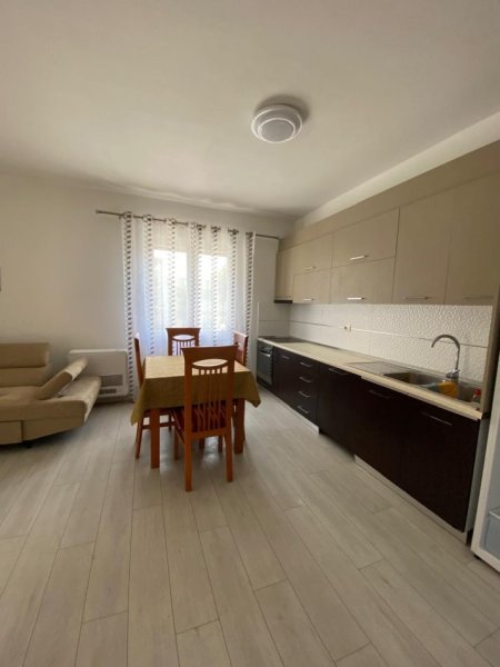 Tirane, jepet me qera apartament 2+1+Ballkon Kati 1, 90 m² 600 € (RRUGA PETI)