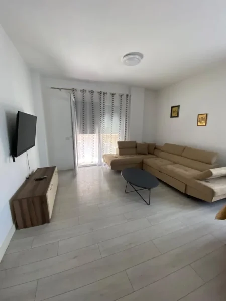 Tirane, jepet me qera apartament 2+1+Ballkon Kati 1, 90 m² 600 € (RRUGA PETI)