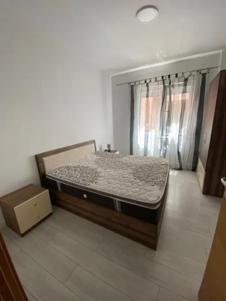 Tirane, jepet me qera apartament 2+1+Ballkon Kati 1, 90 m² 600 € (RRUGA PETI)