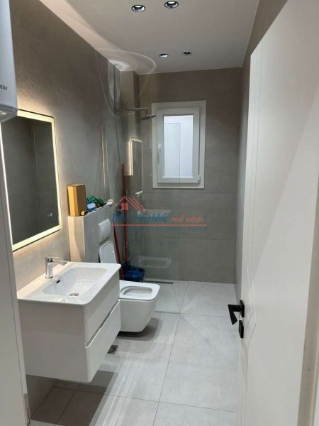 Tirane, jepet me qera zyre Kati 4, 62 m² 800 € (Bllok)