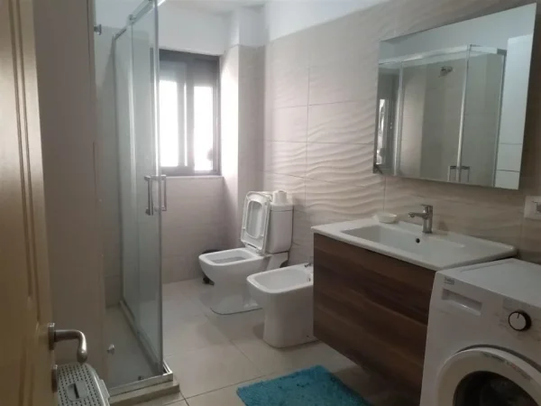 Tirane, jepet me qera apartament 2+1+Aneks+Ballkon Kati 3, 112 m² 800 € (BLLOK KAFE ROMA)