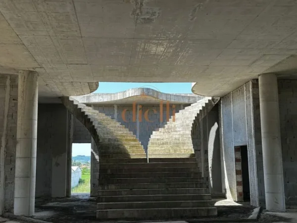 Tirane, jepet me qera ambjent biznesi , 1.520 m² 3.500 € 