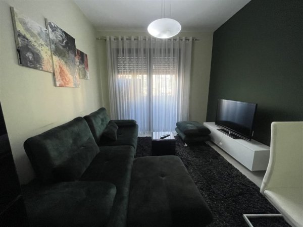 Tirane, jepet me qera apartament 1+1+Ballkon Kati 4, 58 m² 600 € (STADIUMI DINAMO)