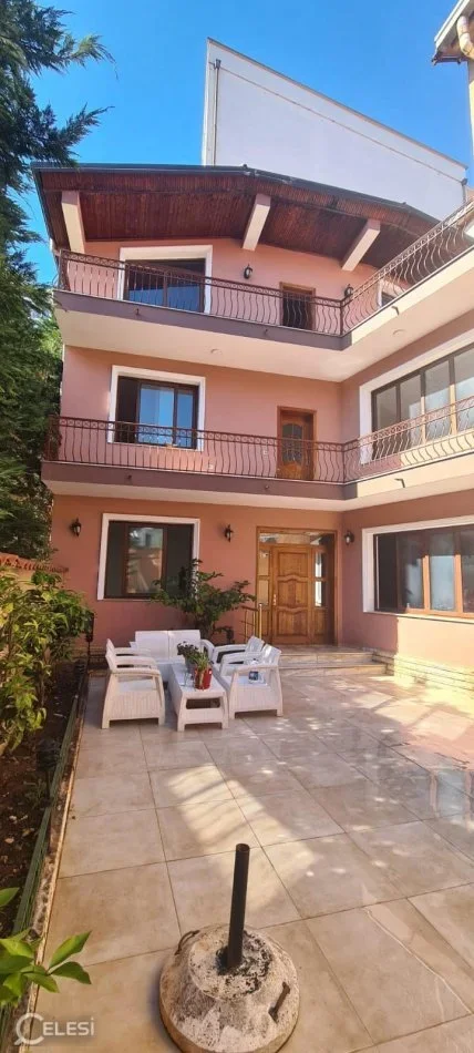 Tirane, jepet me qera Vile 3 Katshe Kati 3, 390 m² 1.600 € (QENDER RRUGA FORTUZI)