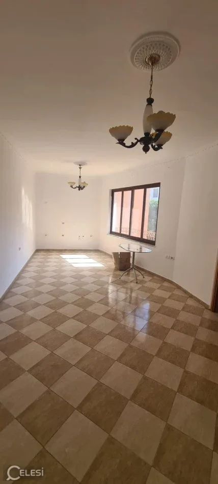 Tirane, jepet me qera Vile 3 Katshe Kati 3, 390 m² 1.600 € (QENDER RRUGA FORTUZI)