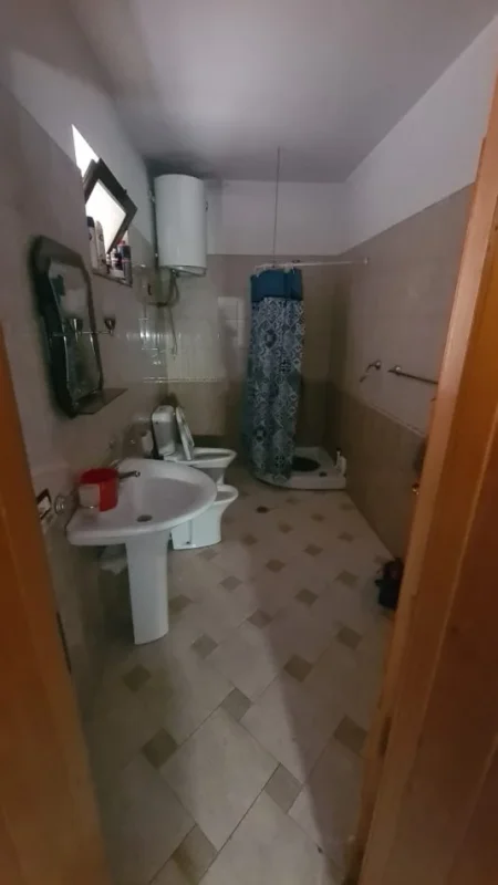 Tirane, jepet me qera Vile 3 Katshe Kati 3, 390 m² 1.600 € (QENDER RRUGA FORTUZI)