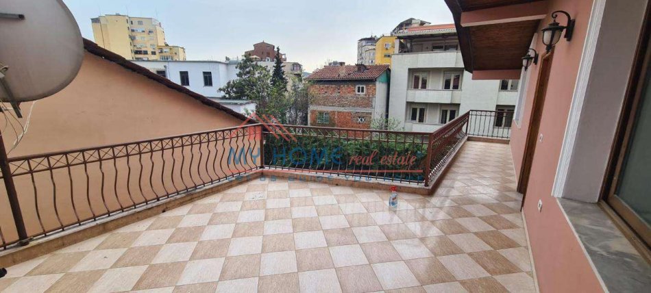 Tirane, jepet me qera Vile 5+1+Ballkon , 258 m² 1.900 € (Rruga Fortuzi)
