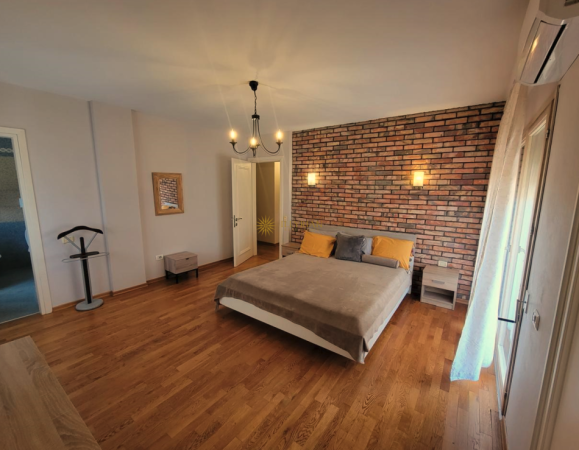 Tirane, jepet me qera apartament duplex Dublex Kati 6, 275 m² 1300 € (prane Fakultetit Juridik, Sheshi Willson.)