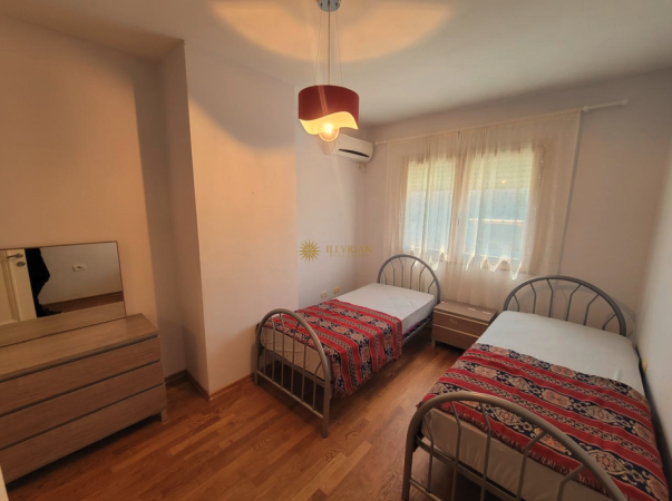 Tirane, jepet me qera apartament duplex Dublex Kati 6, 275 m² 1300 € (prane Fakultetit Juridik, Sheshi Willson.)
