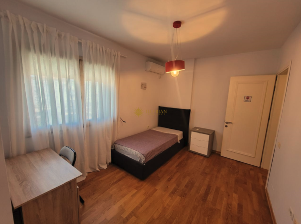 Tirane, jepet me qera apartament duplex Dublex Kati 6, 275 m² 1300 € (prane Fakultetit Juridik, Sheshi Willson.)
