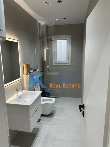 Tirane, jepet me qera zyre Kati 4, 62 m² 800 € (Sheshi Wilson, afer Librit Universitar)