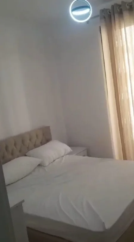 Tirane, jepet me qera apartament 1+1+Ballkon Kati 3, 65 m² 460 € (kinostudio)