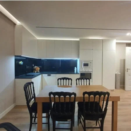 Tirane, jepet me qera apartament 2+1+Ballkon Kati 4, 110 m² 1.300 € (Rruga Kosovareve)