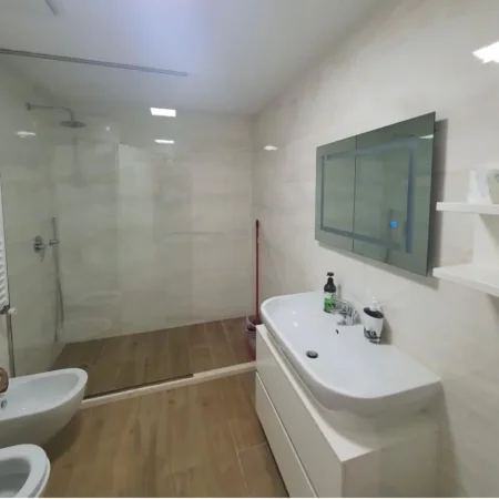 Tirane, jepet me qera apartament 2+1+Ballkon Kati 4, 110 m² 1.300 € (Rruga Kosovareve)