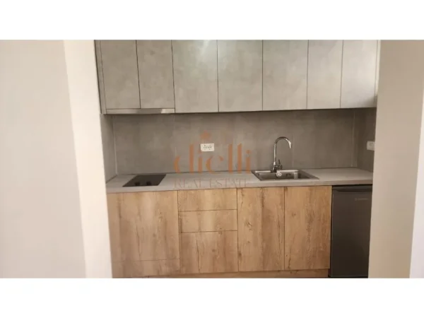 Tirane, jepet me qera zyre Kati 3, 600 €