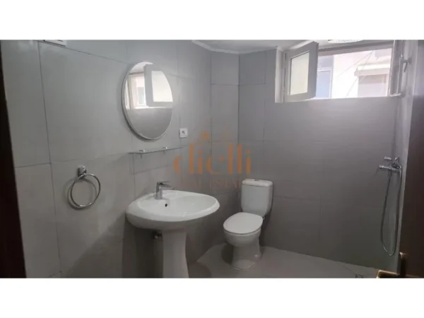 Tirane, jepet me qera zyre Kati 3, 600 €