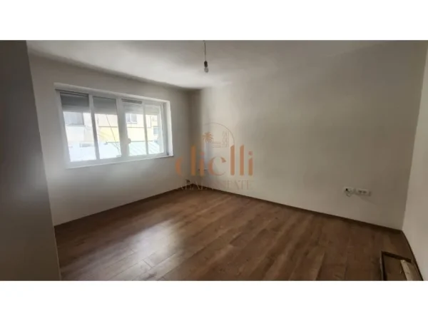 Tirane, jepet me qera zyre Kati 3, 600 €