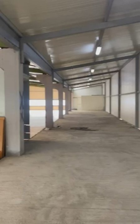 Tirane, jepet me qera magazine Kati 0, 1.700 m² 4.500 € (Vore afer City Park)