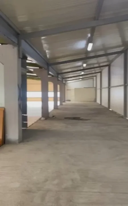 Tirane, jepet me qera magazine Kati 0, 1.700 m² 4.500 € (Vore afer City Park)