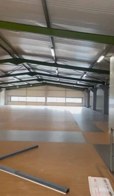 Tirane, jepet me qera magazine Kati 0, 1.700 m² 4.500 € (Vore afer City Park)