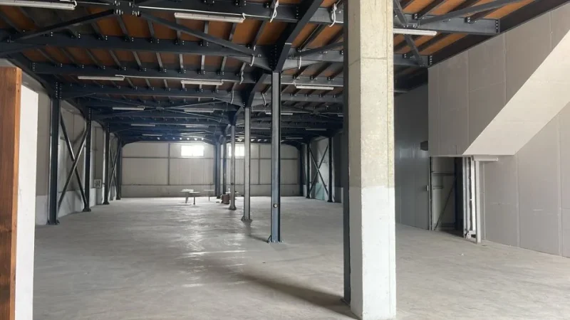 Tirane, jepet me qera magazine Kati 0, 1.700 m² 4.500 € (Vore afer City Park)